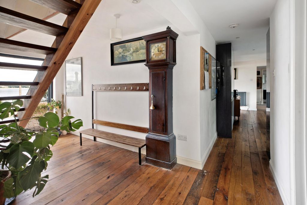 Property photo 3 of 18 Image