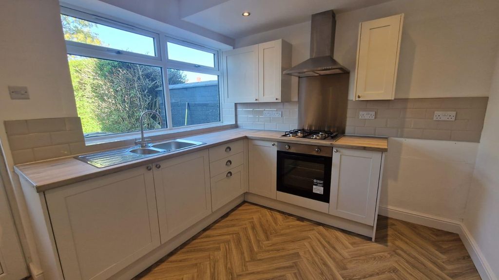 Property photo 2 of 9 Kitchen