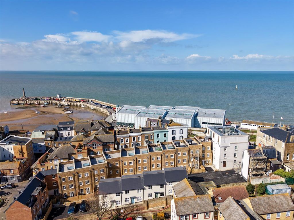 Property photo 2 of 21 12-16 Fort Road, Margate4.Jpg