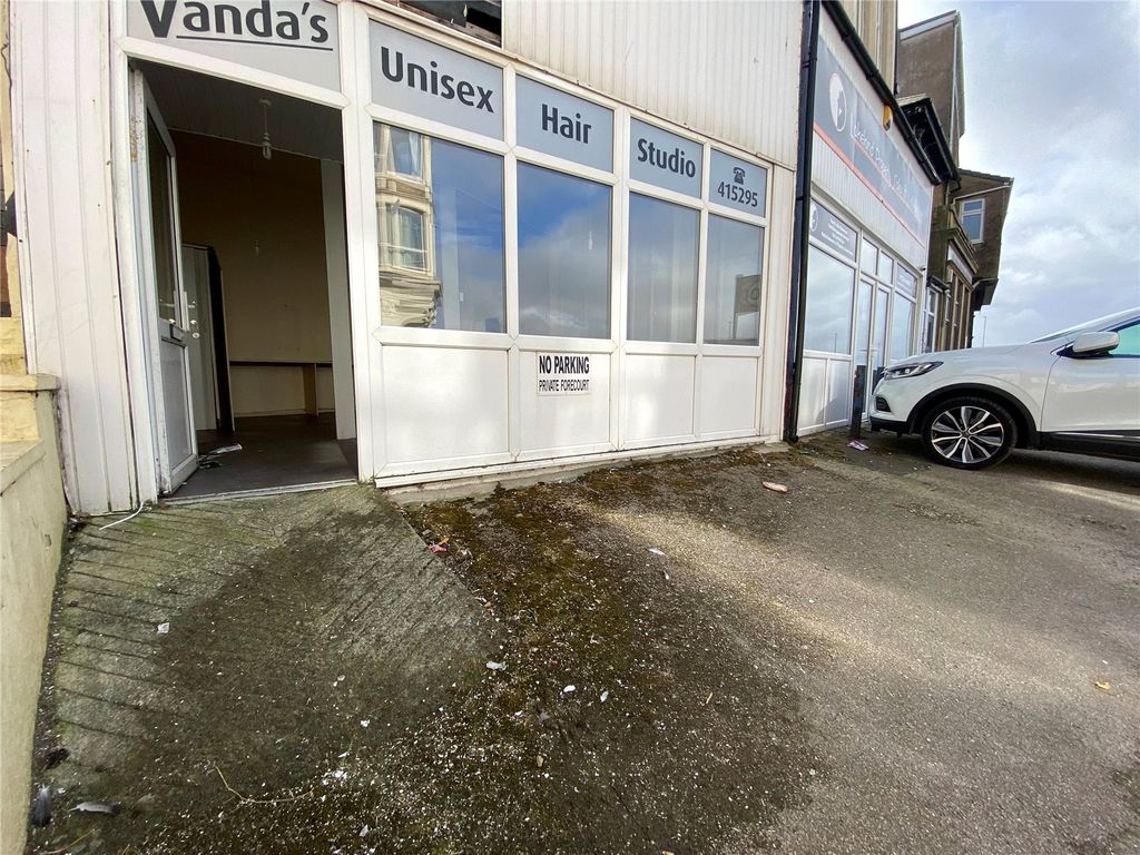Property photo 3 of 20 Forecourt