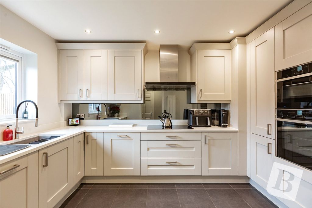 Property photo 2 of 28 Kitchen