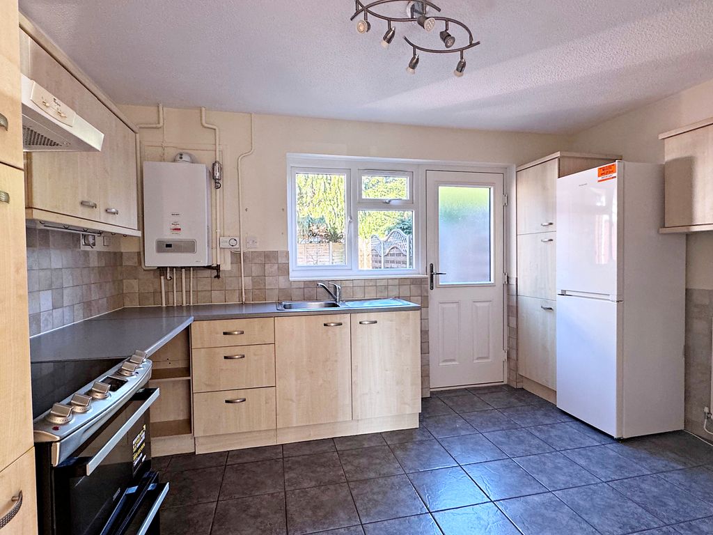 Property photo 3 of 10 Kitchen