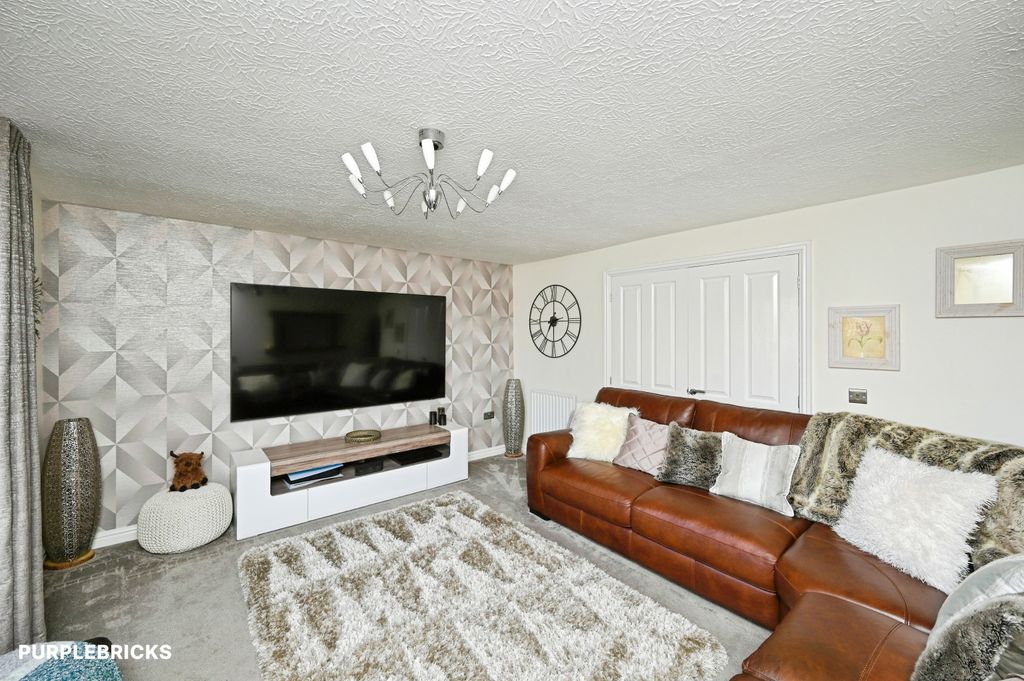 Property photo 3 of 24 Lounge