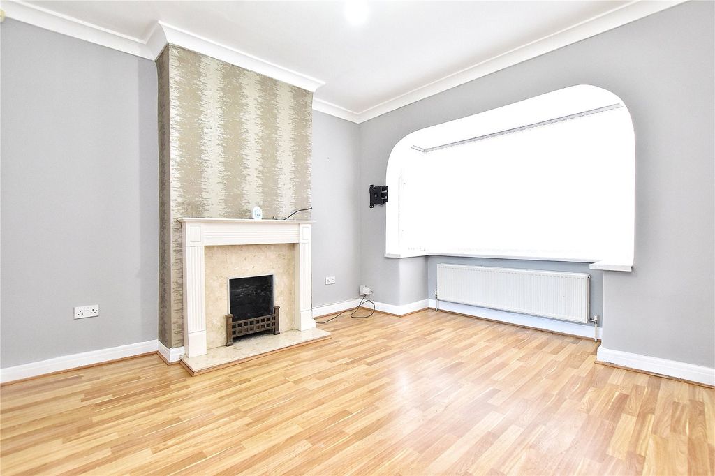 Property photo 3 of 14 Lounge