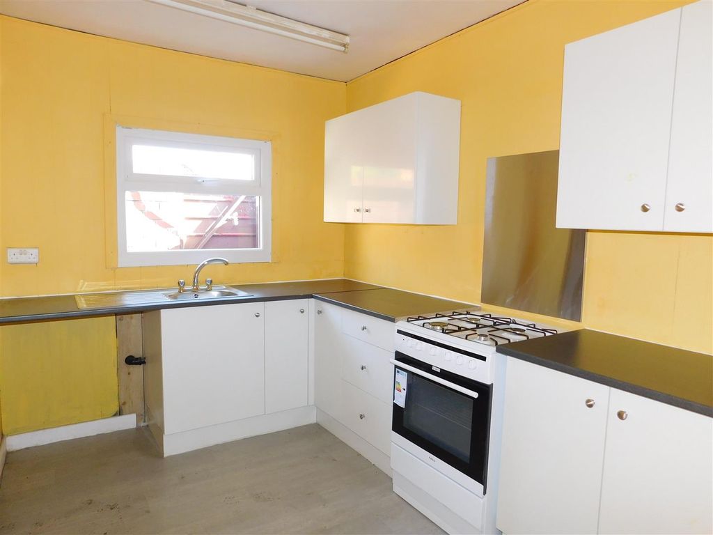 Property photo 3 of 6 Kitchen