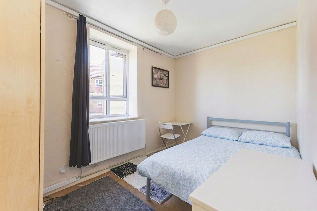 Property photo 2 of 5 Bedroom