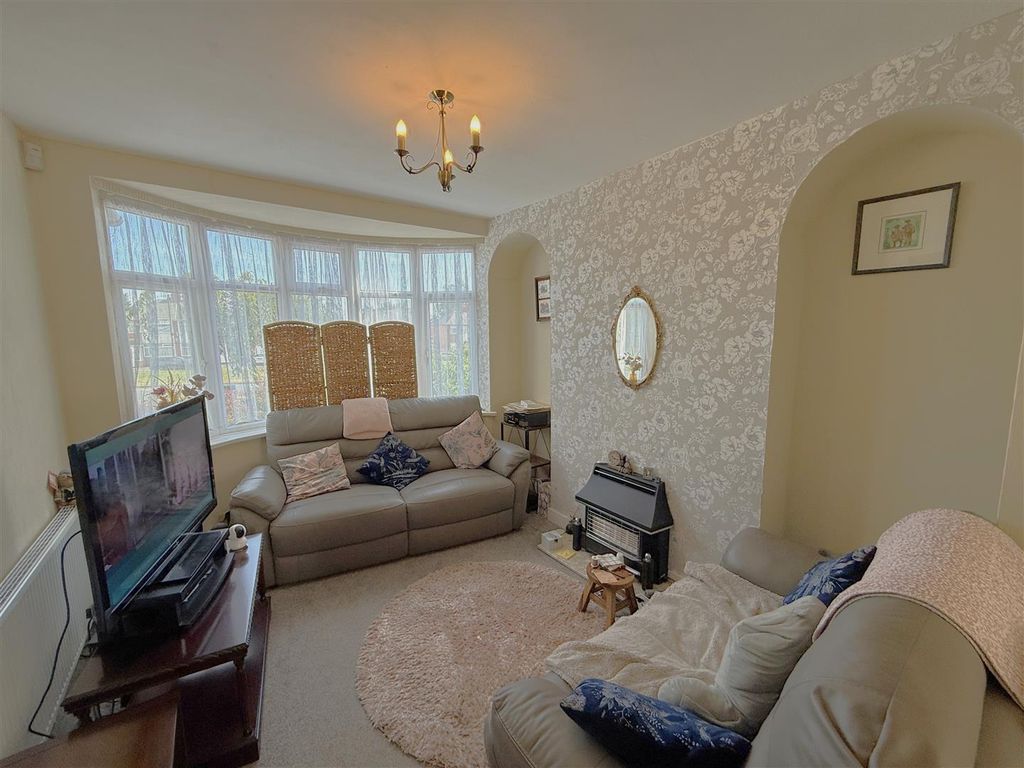 Property photo 3 of 19 Living.Jpg