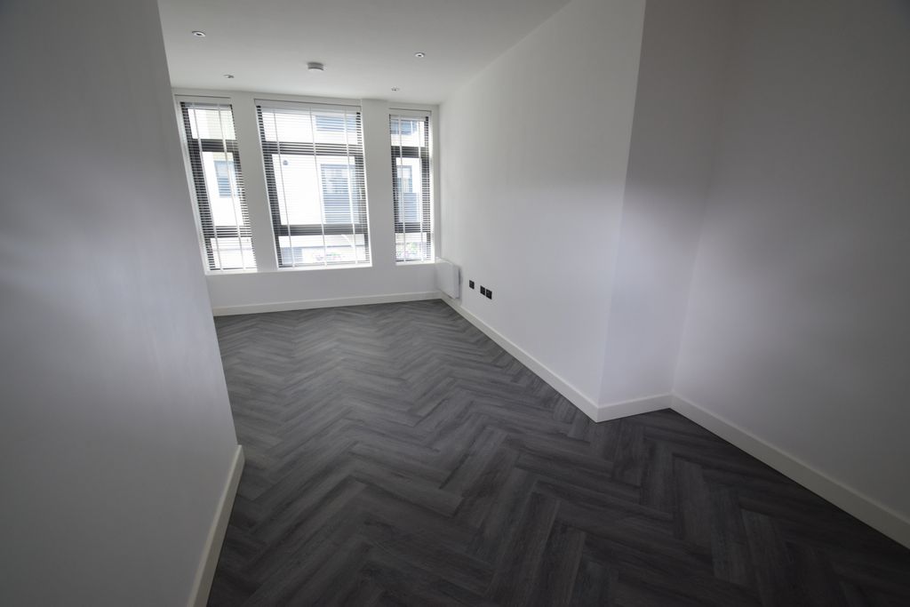 Property photo 1 of 4 2 Bedroom First Floor Apartment In The Vibrant Heart Of Southend-On-Sea City Centre