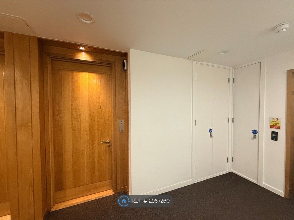 Property photo 3 of 9 Entrance Lobby