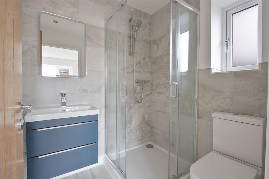 Property photo 3 of 16 En Suite Shower Room