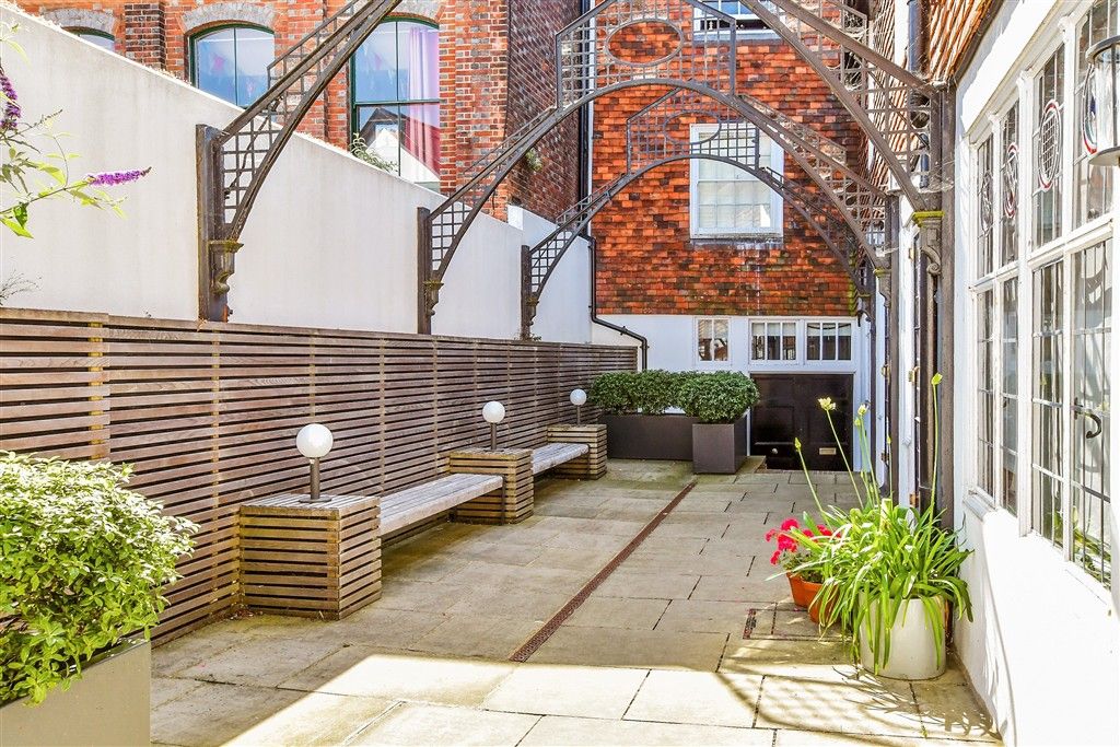 Property photo 2 of 12 Communal Gardens