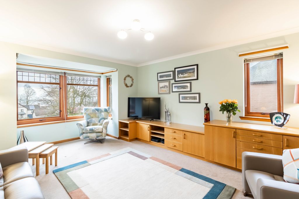 Property photo 2 of 37 Lounge