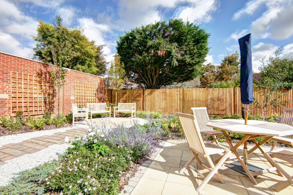 Property photo 3 of 11 Garden 3