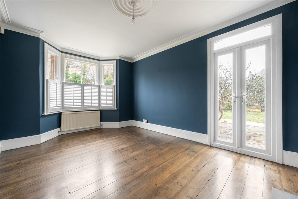 Property photo 3 of 32 Whitehall Road, Ig8