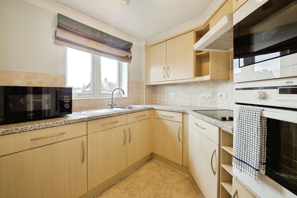Property photo 3 of 10 Kitchen