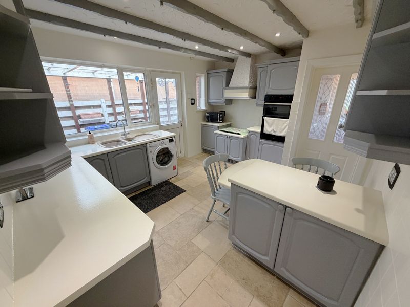 Property photo 2 of 39 Modern Breakfast Kitchen