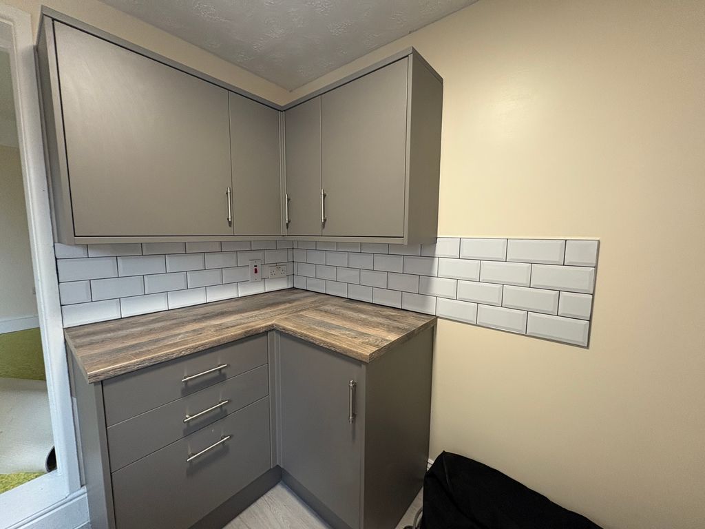 Property photo 3 of 8 Kitchen