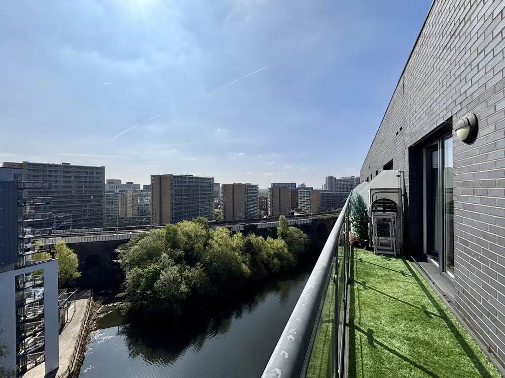 Apartment in Salford, Lower Broughton, Greater Manchester - View 3