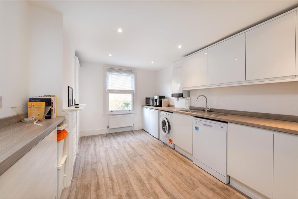 Property photo 3 of 8 Fff 32 Deodar Rd Kit.Jpg