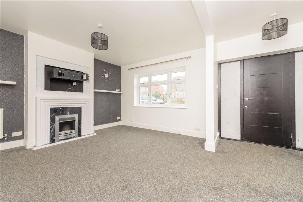 Property photo 3 of 13 Lounge