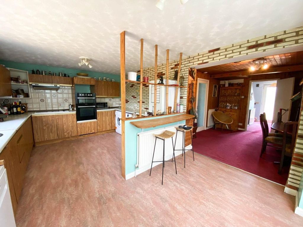 Property photo 2 of 12 B6E4c886-4dc1-4E4F-840c-F9Ae221c2194.Jpg