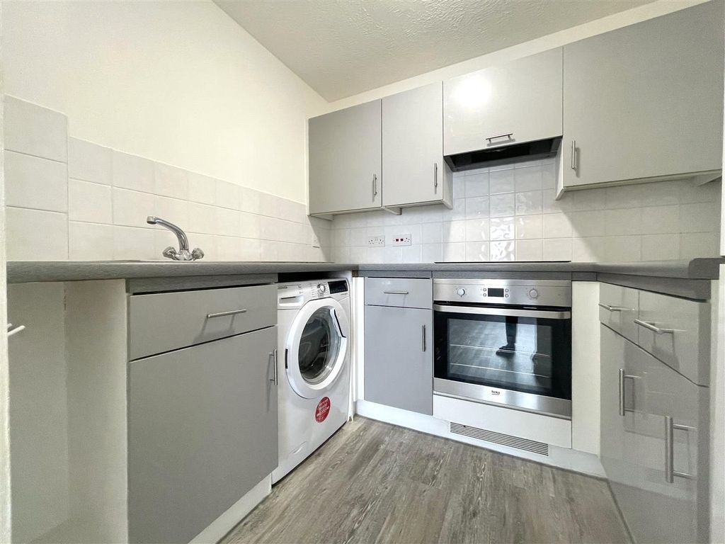 Property photo 2 of 9 Kitchen