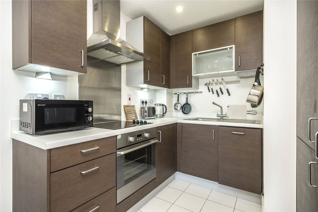 Property photo 3 of 18 Kitchen