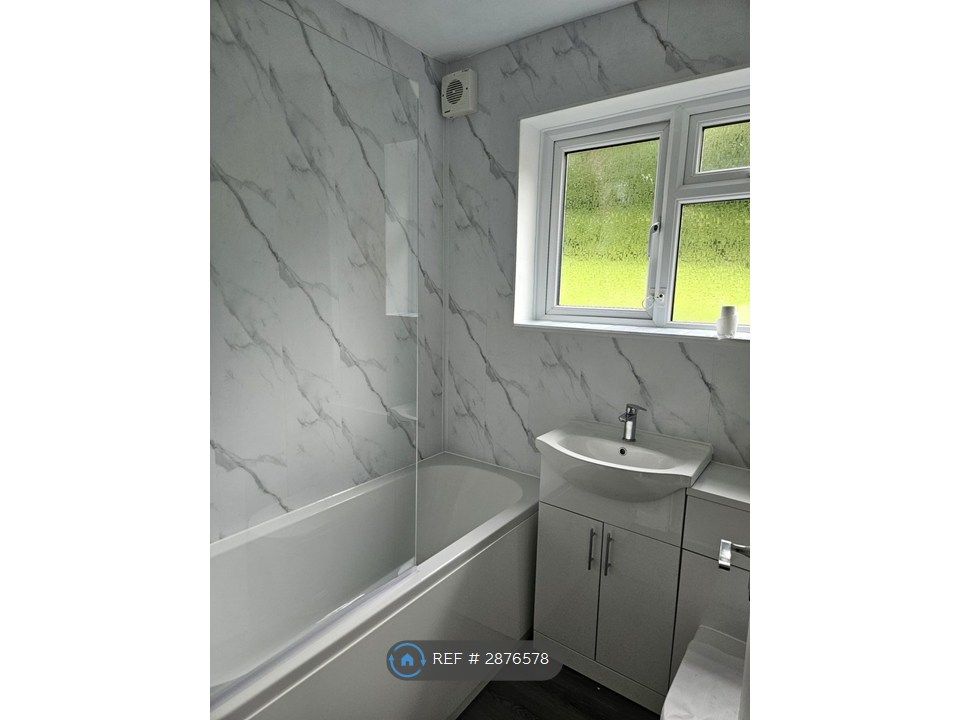 Property photo 3 of 9 Bathroom