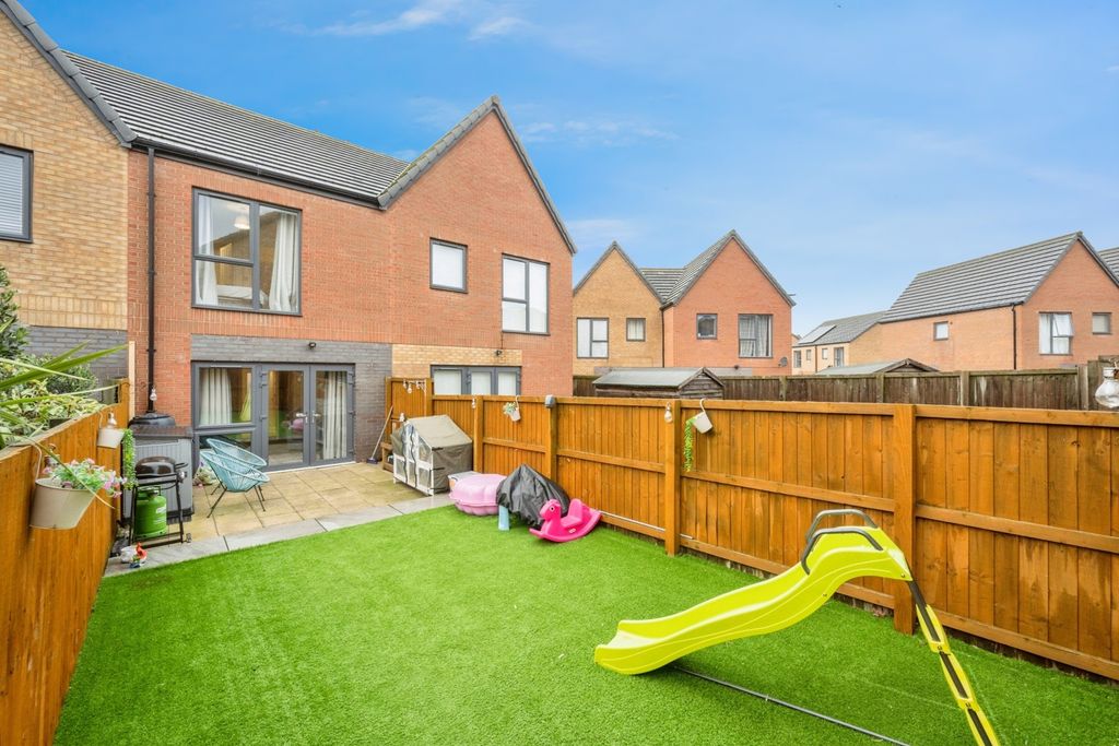 Property photo 3 of 12 Garden