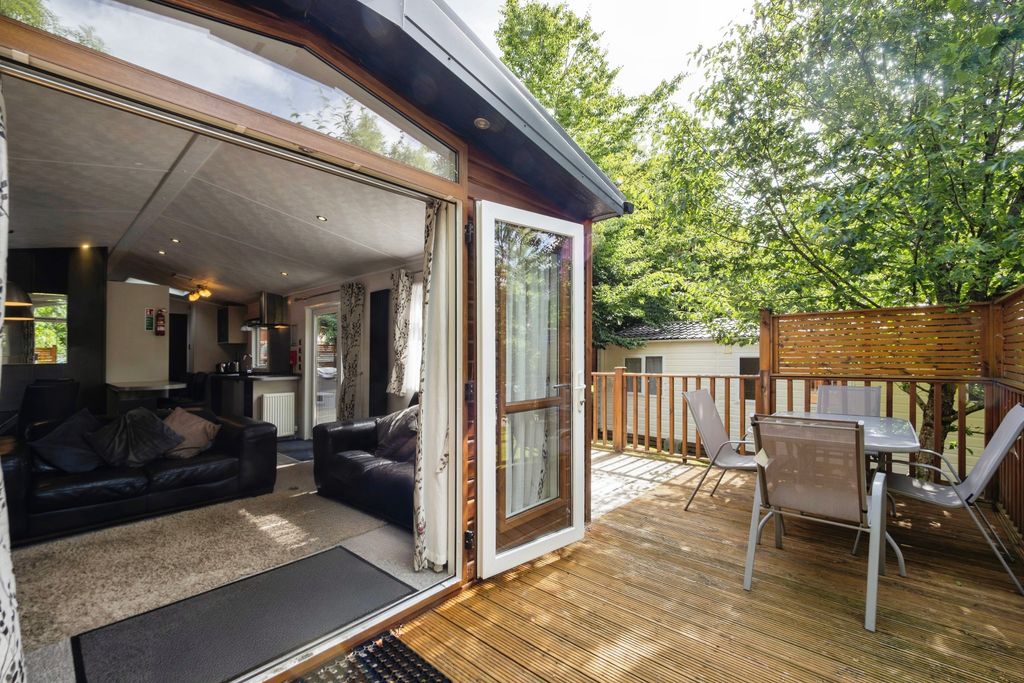 Property photo 1 of 16 Sitting Room/Deck
