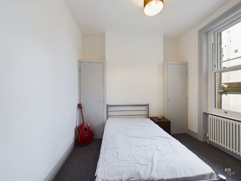 Property photo 3 of 10 Bed