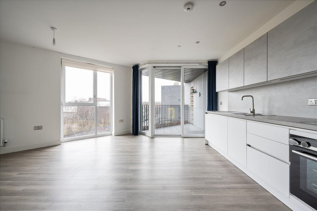 Property photo 2 of 16 Hart Yard, E3