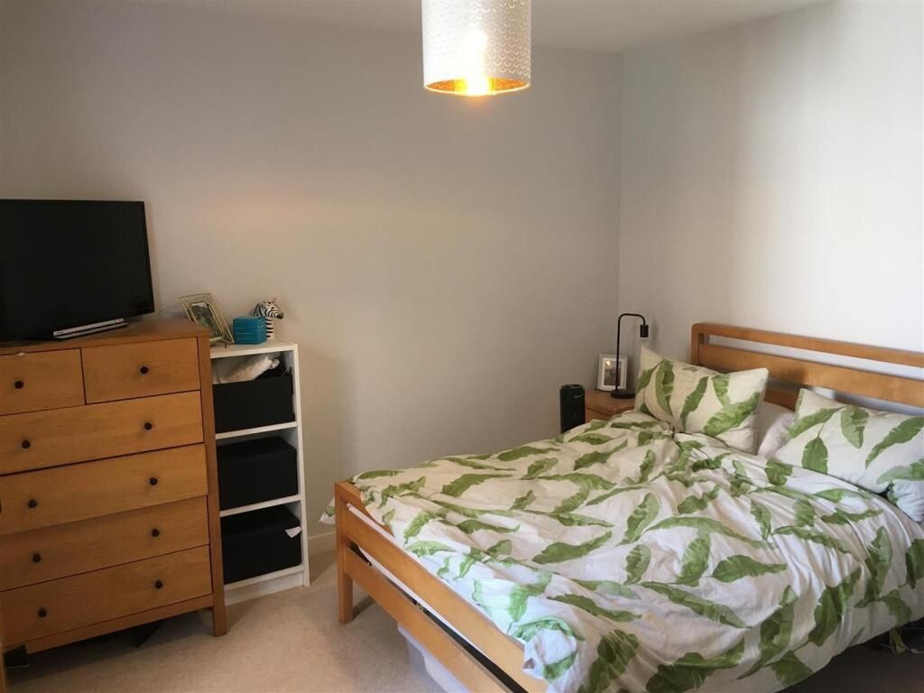 Property photo 2 of 8 Bright And Cozy Double Bedroom Featuring A Wooden ...