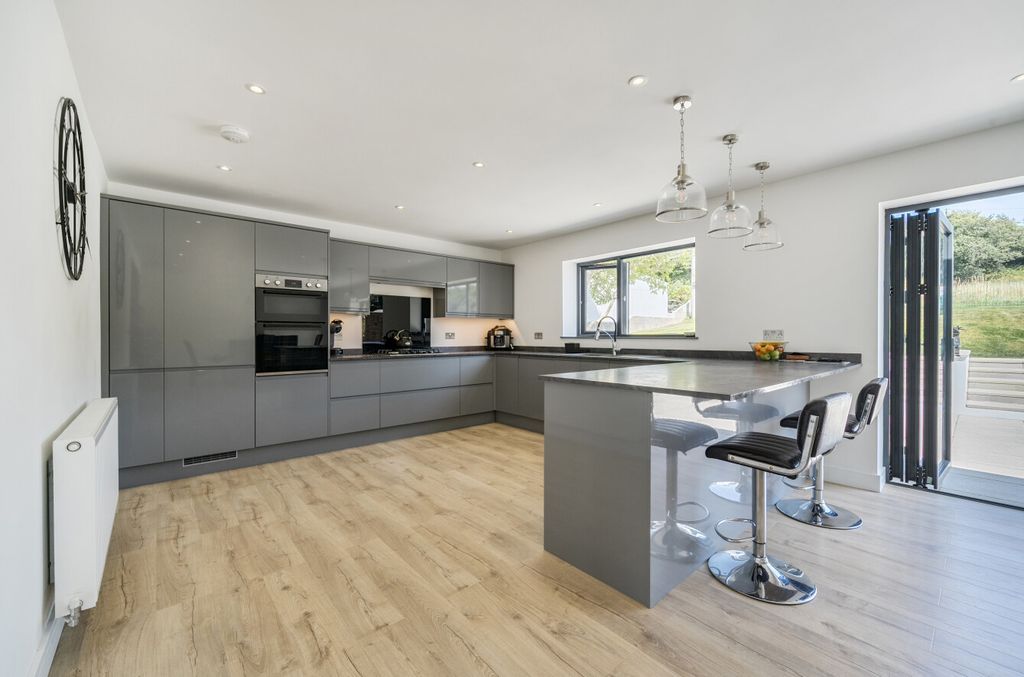 Property photo 2 of 18 1339869-14-689B75...