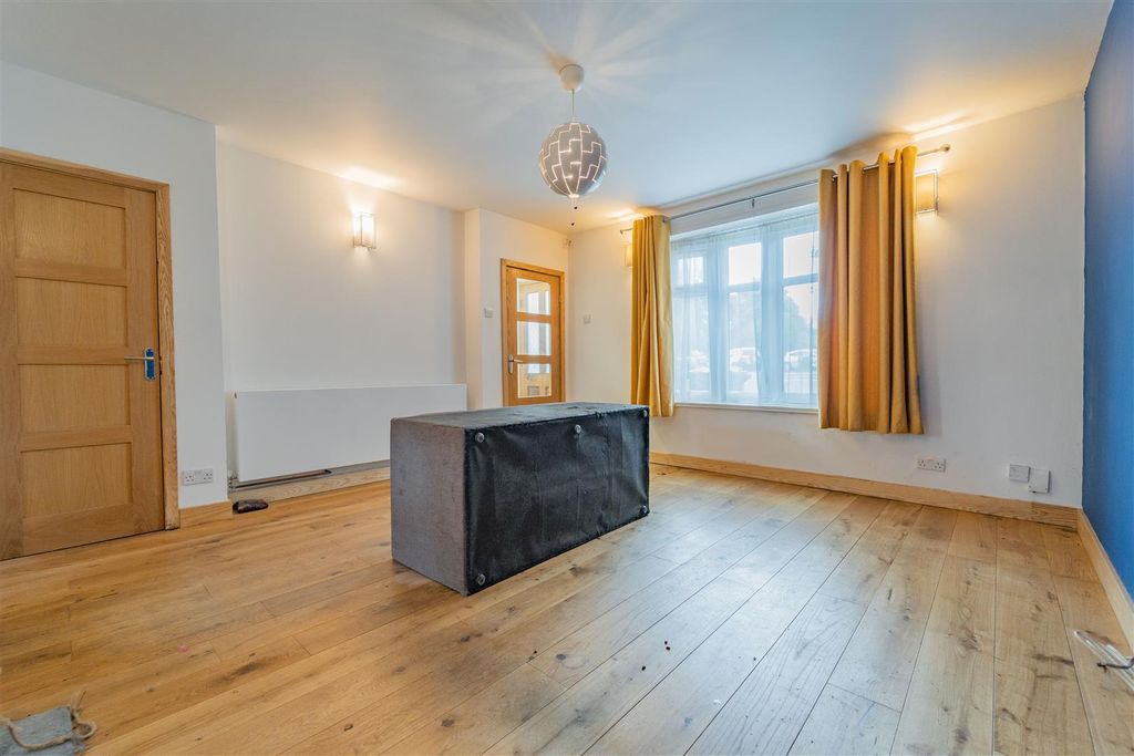 Property photo 3 of 19 Approach