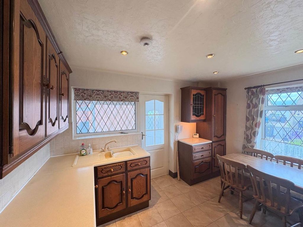 Property photo 3 of 9 Kitchen
