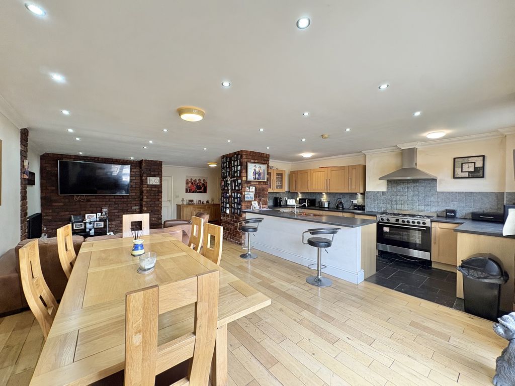 Property photo 3 of 25
