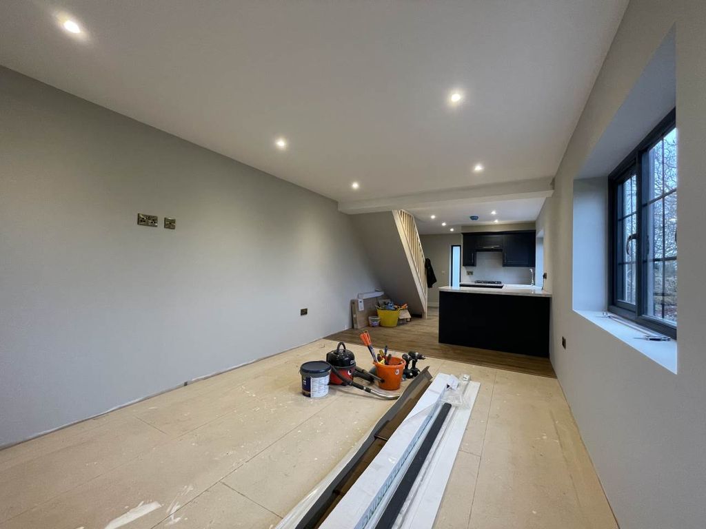 Property photo 3 of 14 Lounge 2