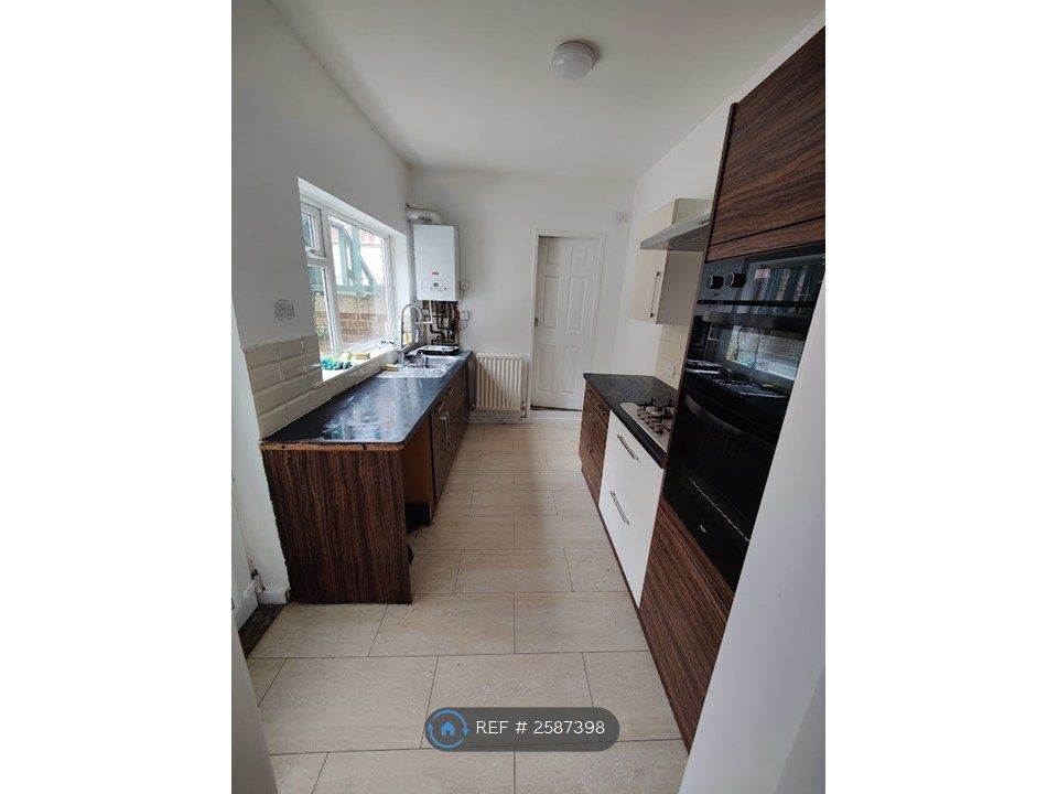 Property photo 3 of 8 Kitchen