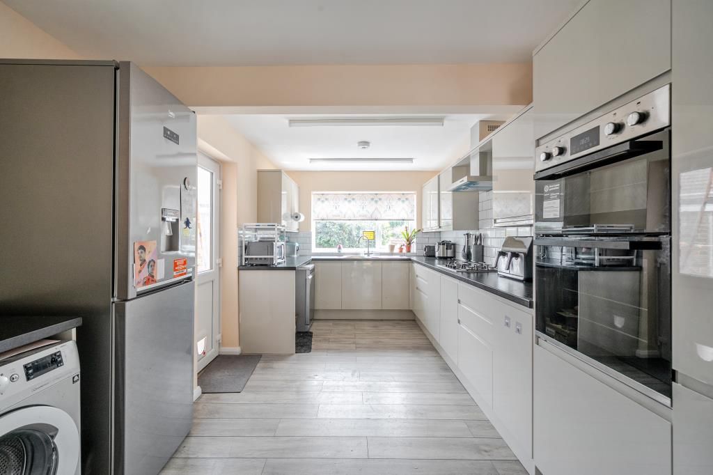 Property photo 3 of 19 Kitchen