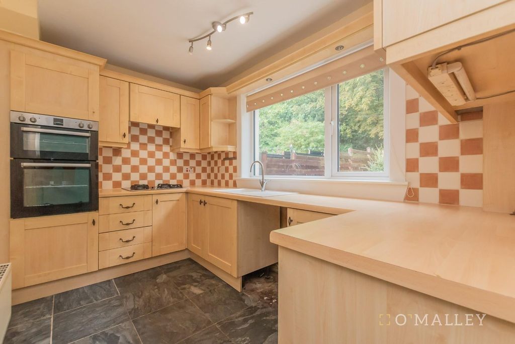 Property photo 3 of 10 Kitchen