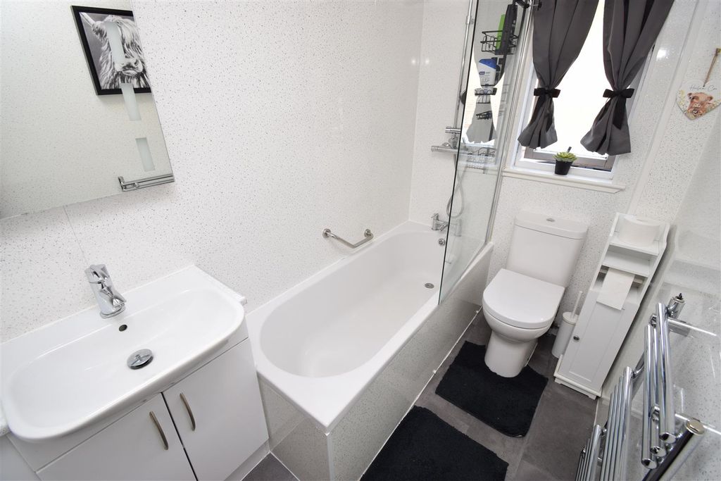 Property photo 3 of 21 Bathroom.Jpg