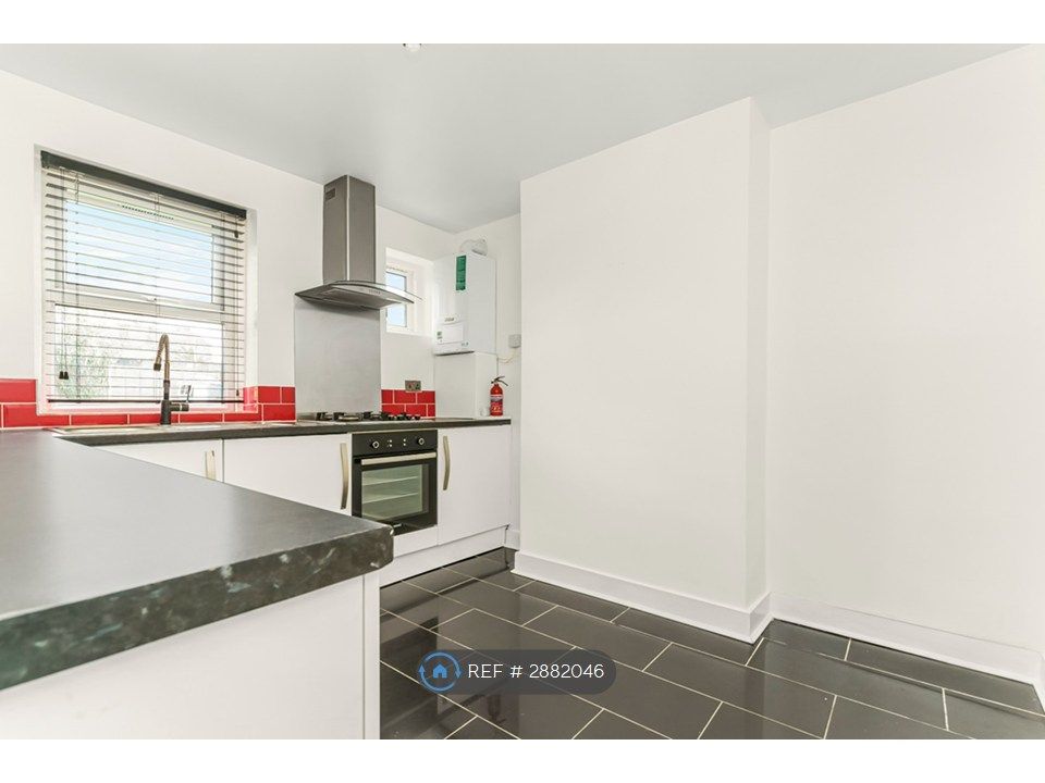 Property photo 3 of 10 Kitchen 1