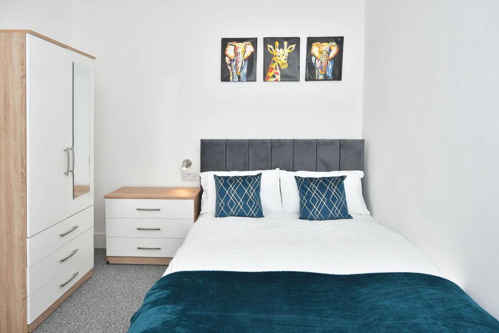 Property photo 2 of 32 Room 3 - Double Room Shared