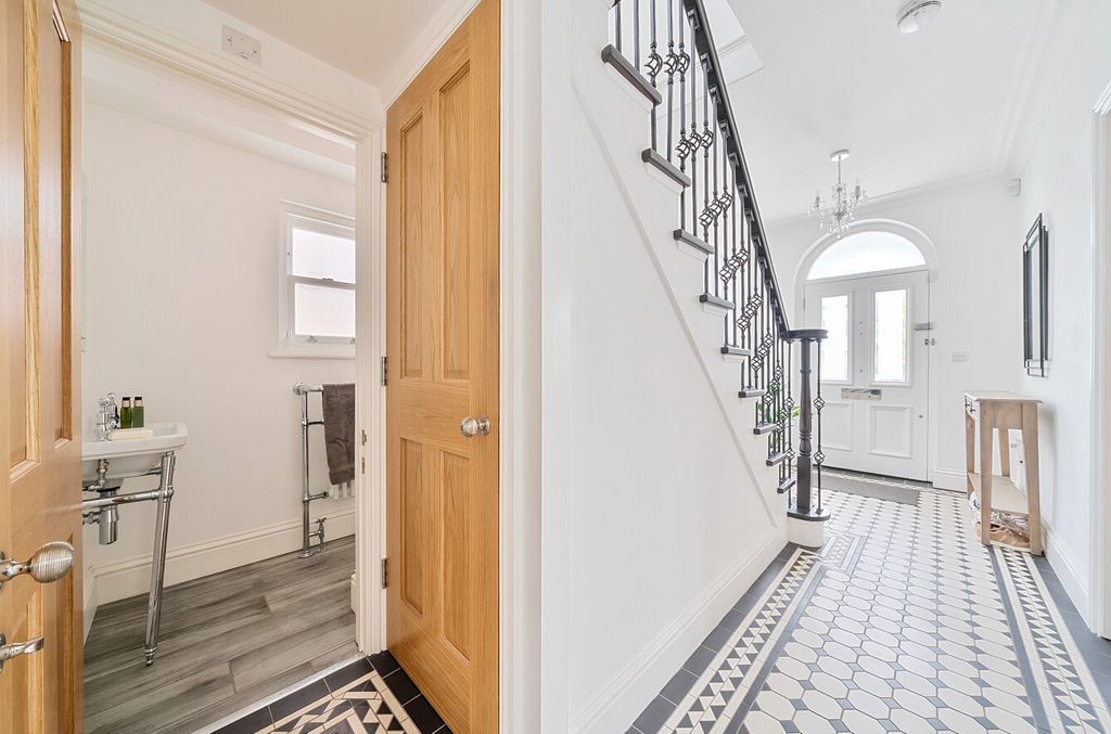 Property photo 3 of 23 1296488-12-682E01...