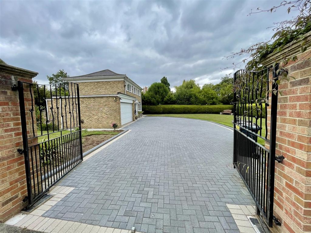 Property photo 2 of 31 Externally