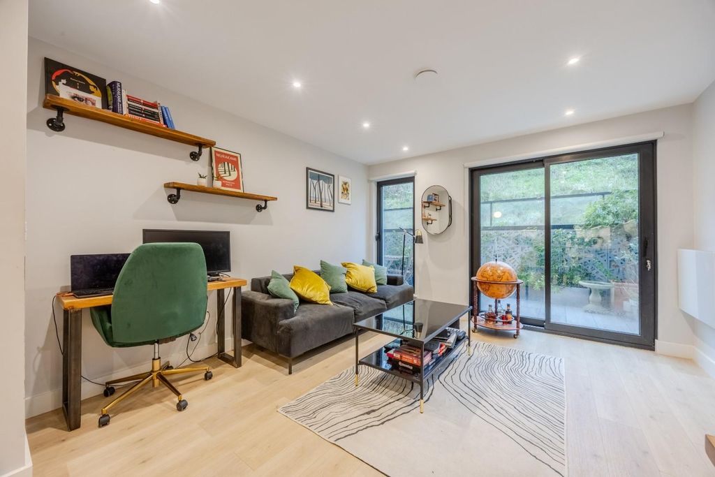 Property photo 2 of 23 Lounge