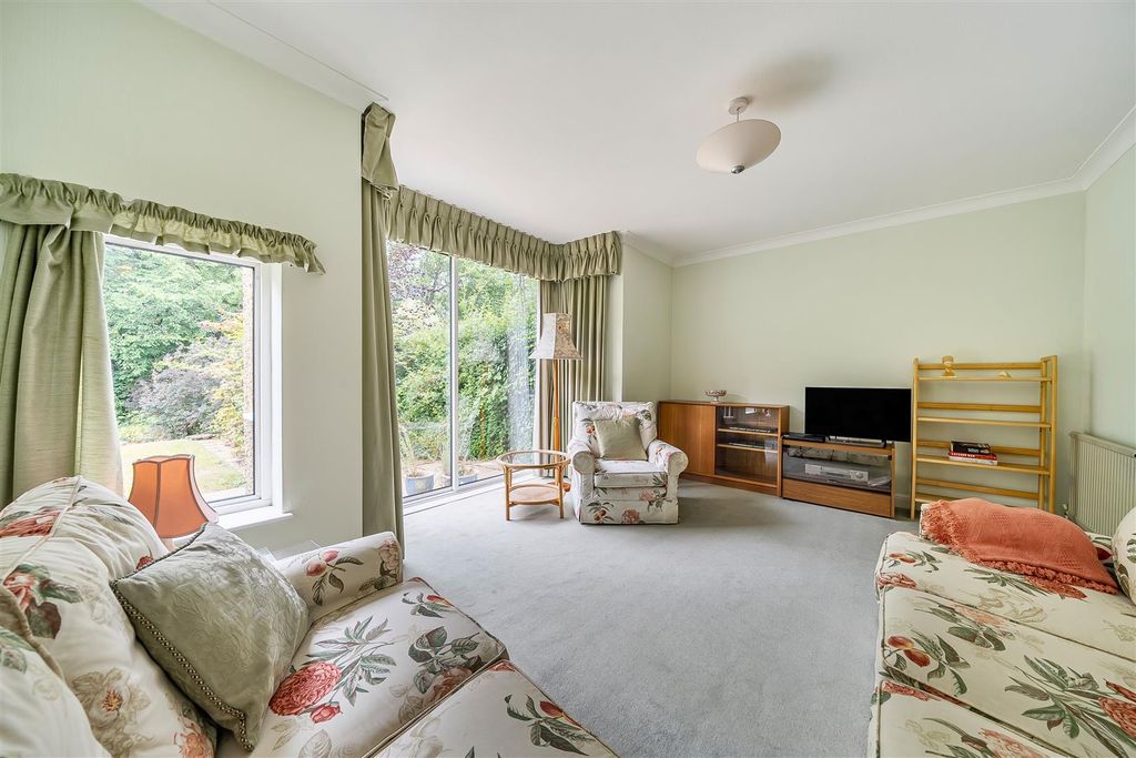 Property photo 2 of 11 Frankland Close - Lounge.Jpg