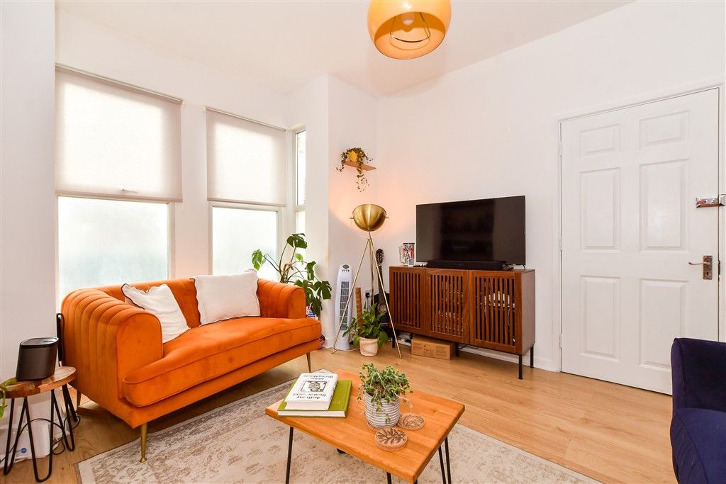 Property photo 3 of 10 Lounge