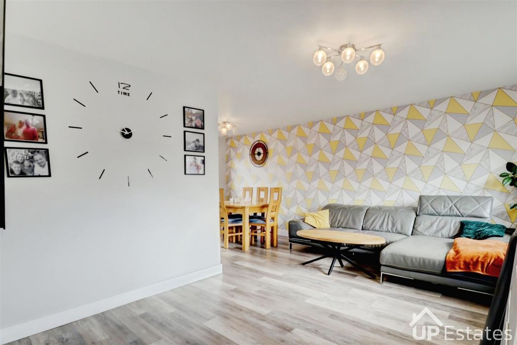 Property photo 3 of 18 Lounge/Diner